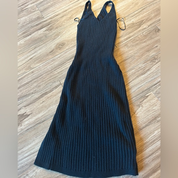 Hollister Dresses & Skirts - Hollis tee black ribbed soft dress with slit